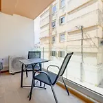 Chic 2Br Apartment, Ideal Location